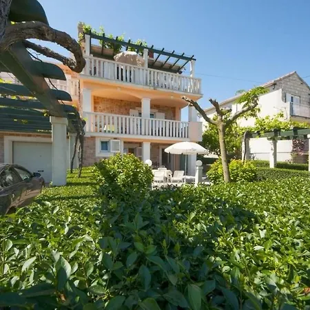Ves - Next To The Sea: A2 Mirca. Island Brac Apartman