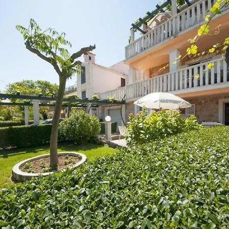 Ves - Next To The Sea: A2 Mirca. Island Brac Apartman
