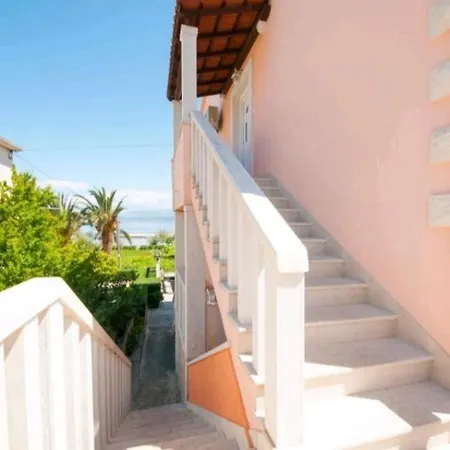 Ves - Next To The Sea: A2 Mirca. Island Brac Apartman
