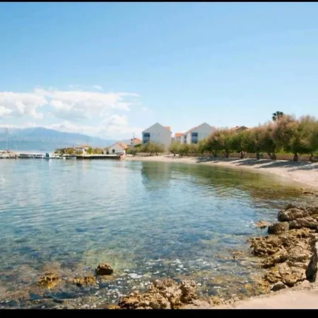 Ves - Next To The Sea: A2 Mirca. Island Brac Apartman *