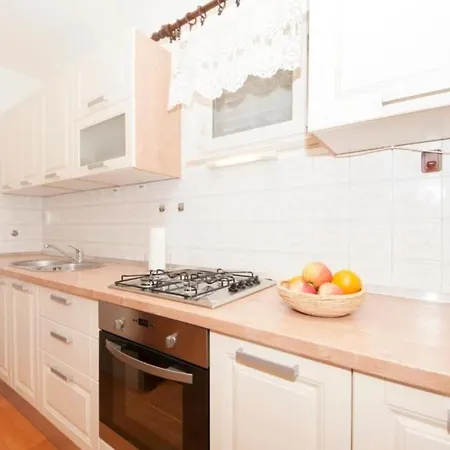Ves - Next To The Sea: A2 Mirca. Island Brac Apartman