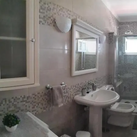 Ves - Next To The Sea: A2 Mirca. Island Brac Apartman