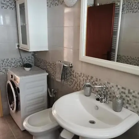 Ves - Next To The Sea: A2 Mirca. Island Brac Apartman Mirce