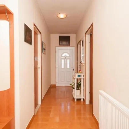 Ves - Next To The Sea: A2 Mirca. Island Brac Apartman Mirce